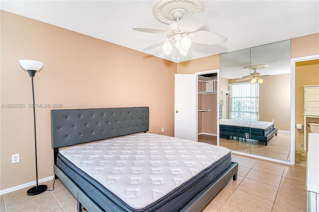 Active With Contract: $1,950 (1 beds, 1 baths, 620 Square Feet)