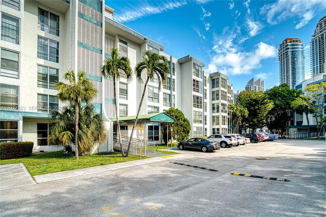 Active With Contract: $1,950 (1 beds, 1 baths, 620 Square Feet)