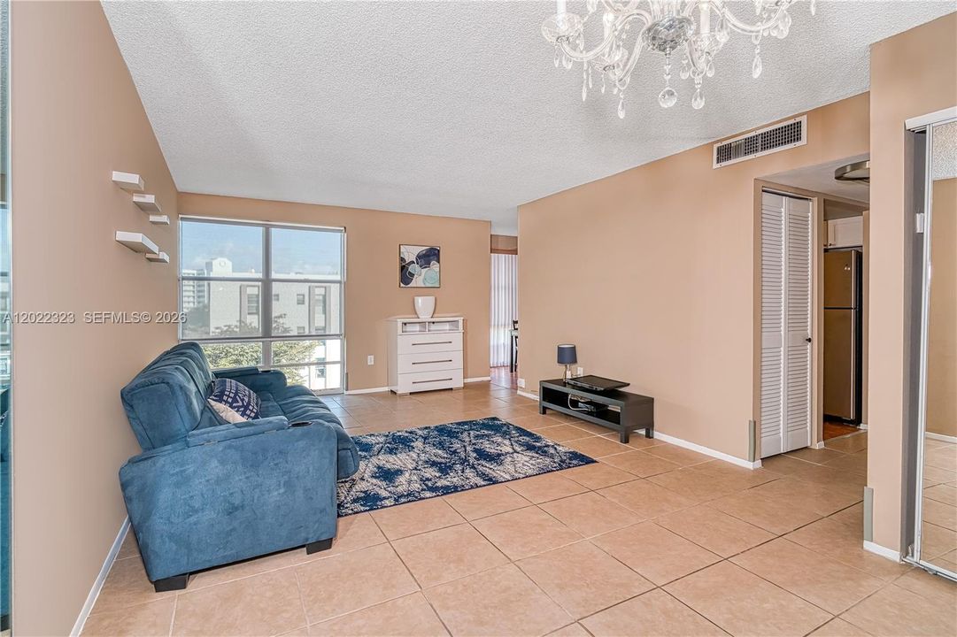 Active With Contract: $1,950 (1 beds, 1 baths, 620 Square Feet)