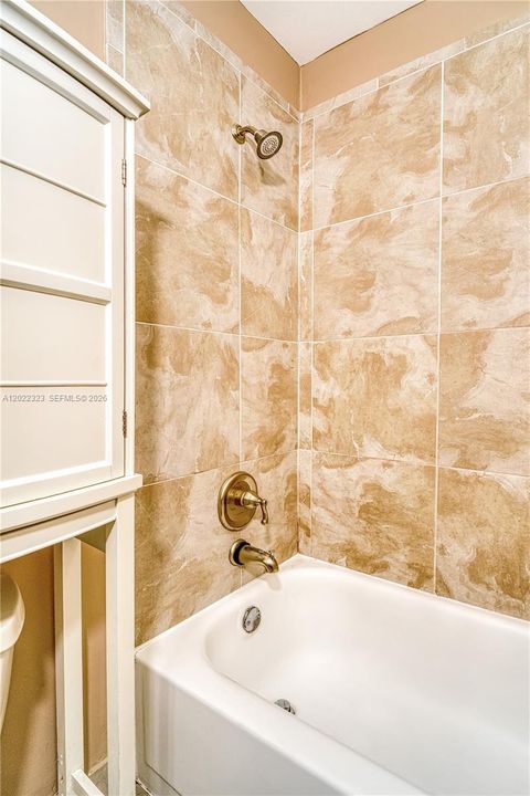 Active With Contract: $1,950 (1 beds, 1 baths, 620 Square Feet)