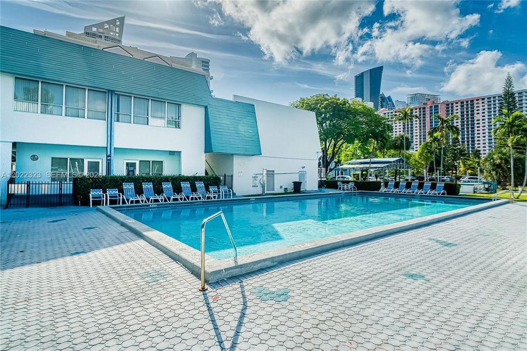 Active With Contract: $1,950 (1 beds, 1 baths, 620 Square Feet)