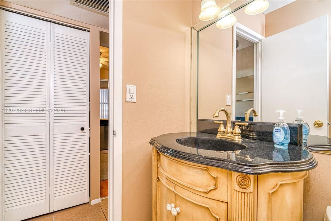 Active With Contract: $1,950 (1 beds, 1 baths, 620 Square Feet)