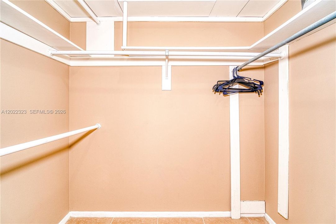 Active With Contract: $1,950 (1 beds, 1 baths, 620 Square Feet)