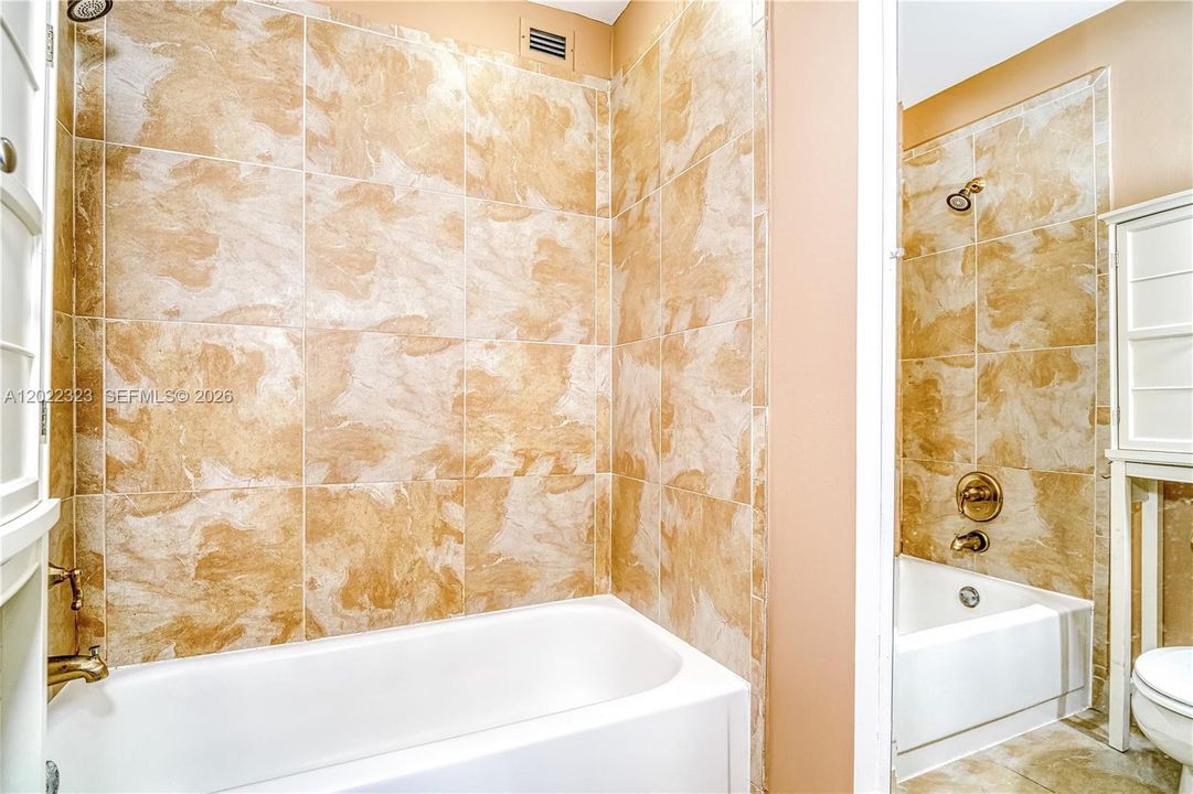 Active With Contract: $1,950 (1 beds, 1 baths, 620 Square Feet)