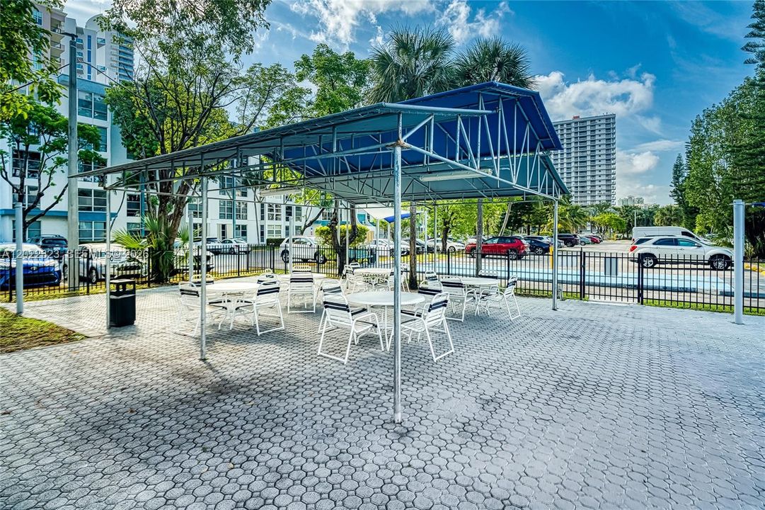 Active With Contract: $1,950 (1 beds, 1 baths, 620 Square Feet)