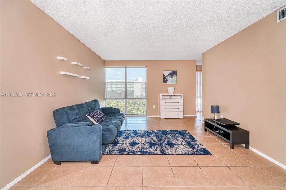 Active With Contract: $1,950 (1 beds, 1 baths, 620 Square Feet)