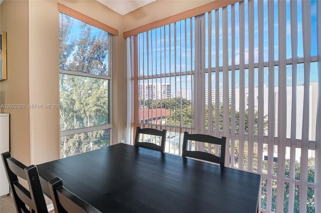Active With Contract: $1,950 (1 beds, 1 baths, 620 Square Feet)