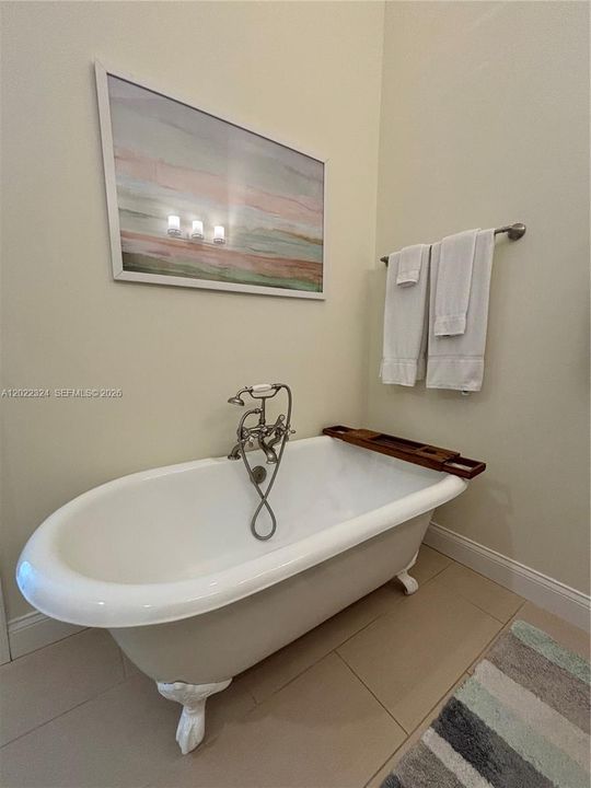 Soaking Bathtub in primary