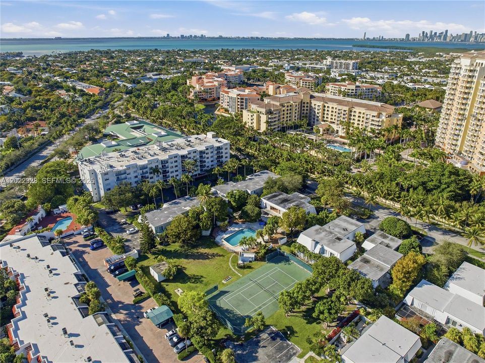 В аренду: $4,500 (2 спален, 2 ванн, 1330 Квадратных фут)