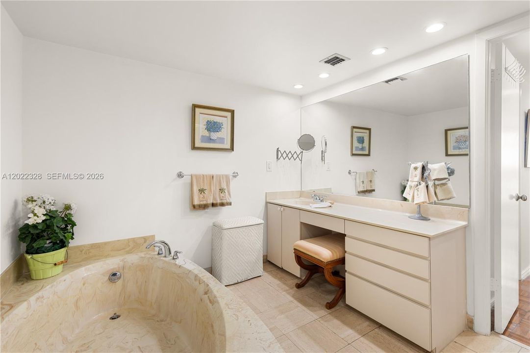 В аренду: $4,500 (2 спален, 2 ванн, 1330 Квадратных фут)