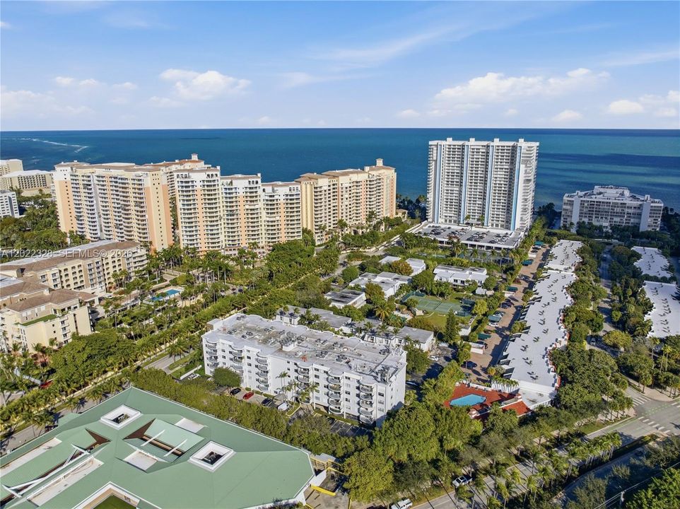В аренду: $4,500 (2 спален, 2 ванн, 1330 Квадратных фут)