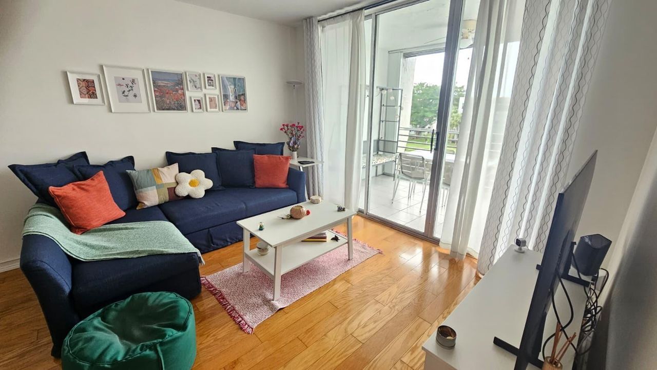 9235 Lagoon_LIVING ROOM1
