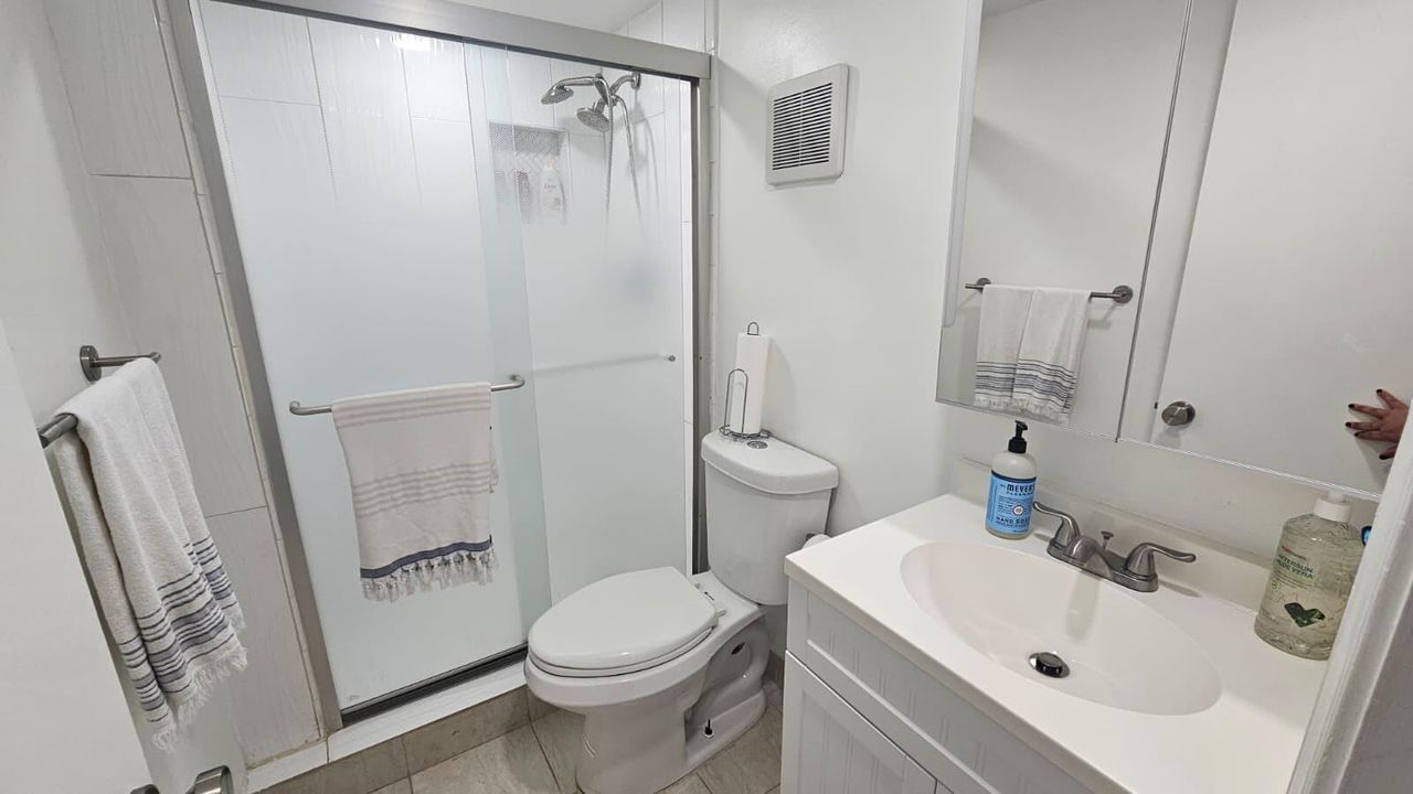 9235 Lagoon_SECOND BATHROOM1