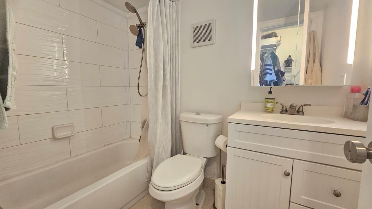 9235 Lagoon_MASTER BATHROOM1