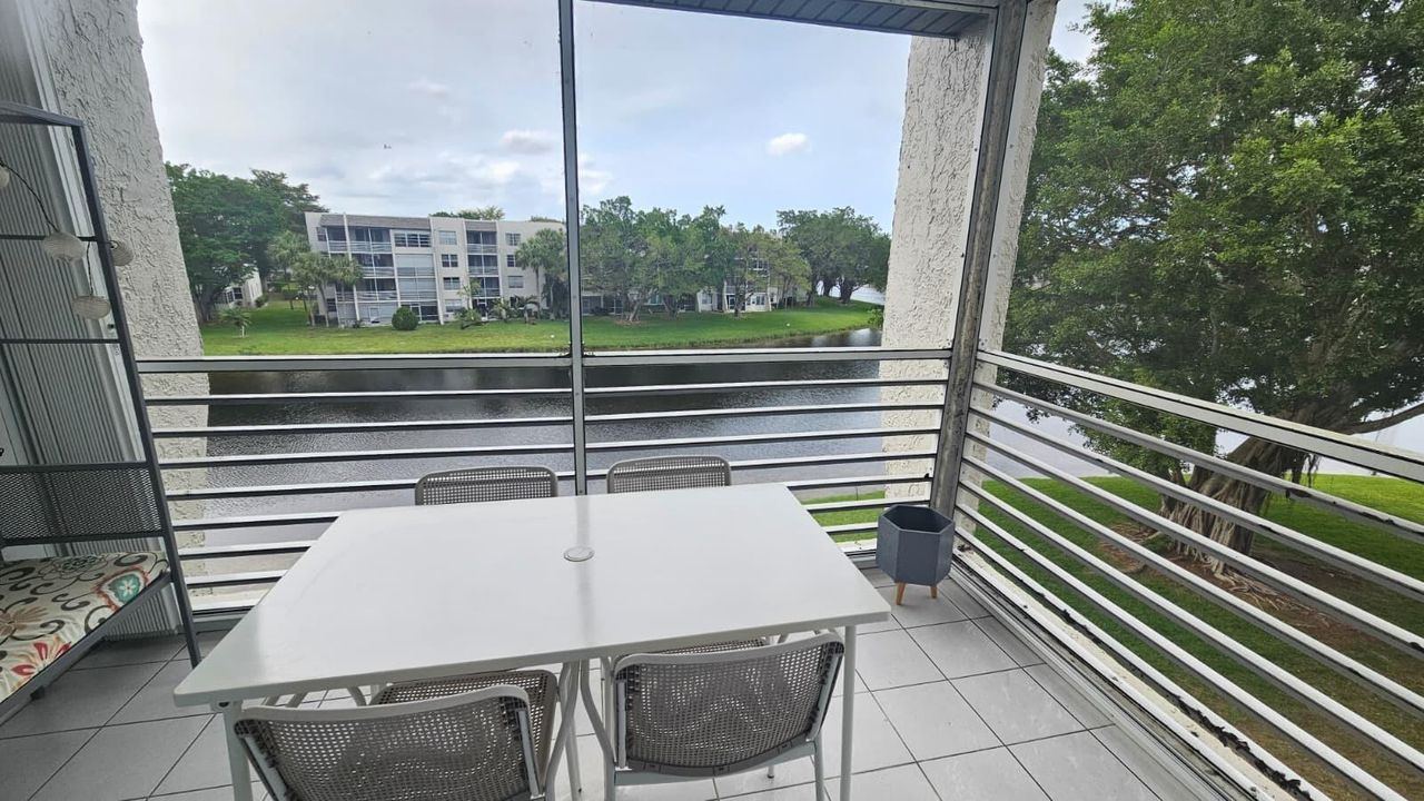 9235 Lagoon_BALCONY2