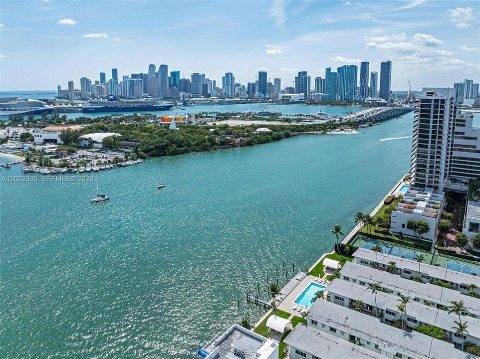 For Sale: $449,000 (1 beds, 1 baths, 664 Square Feet)