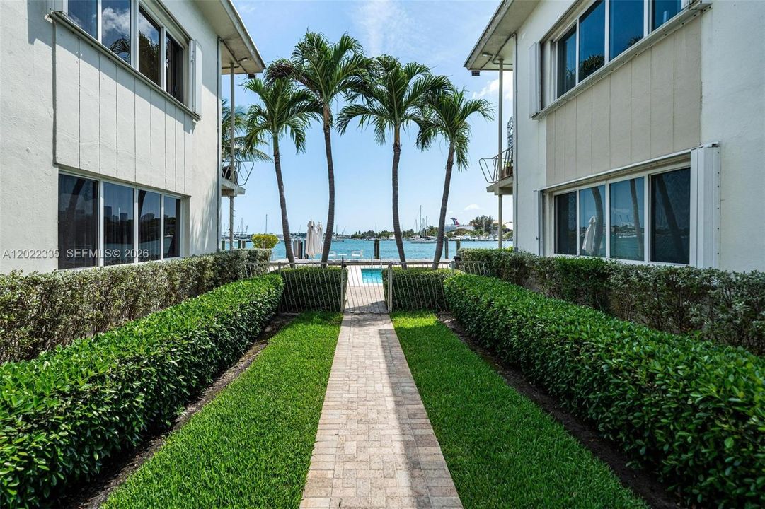 For Sale: $449,000 (1 beds, 1 baths, 664 Square Feet)