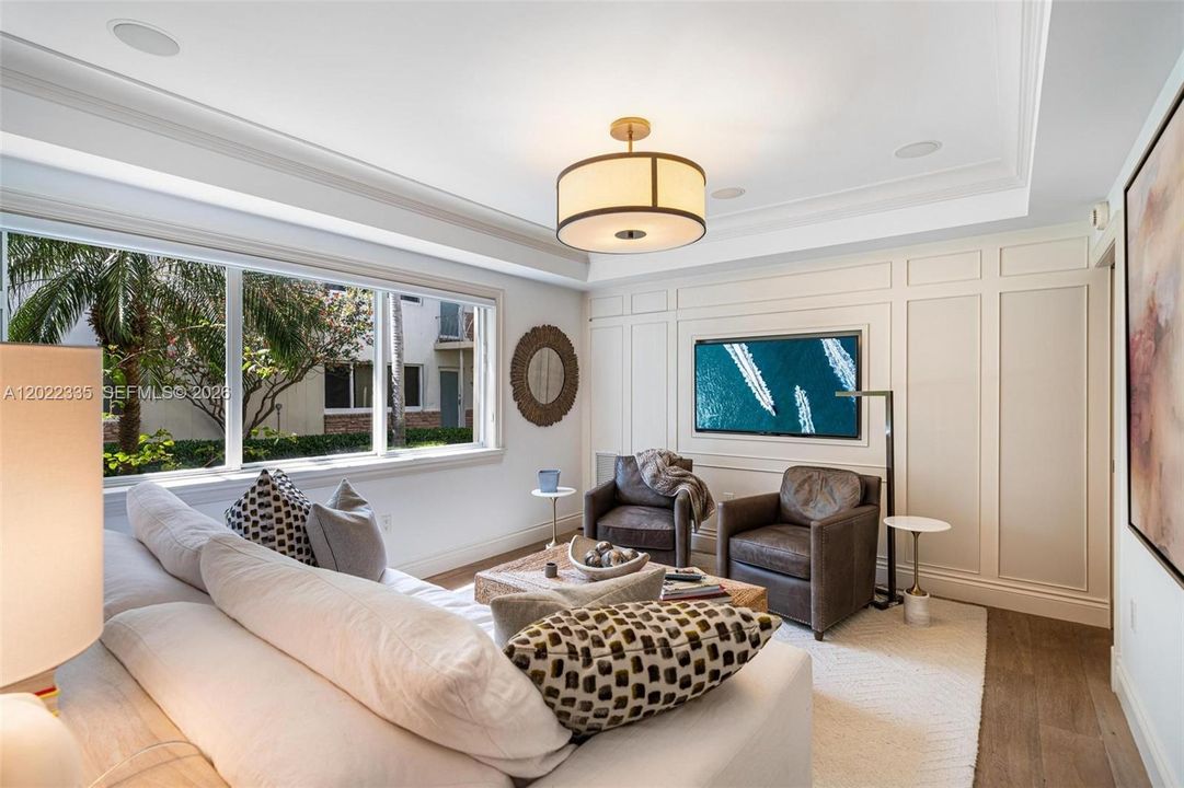 For Sale: $449,000 (1 beds, 1 baths, 664 Square Feet)