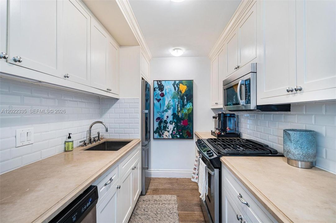 For Sale: $449,000 (1 beds, 1 baths, 664 Square Feet)