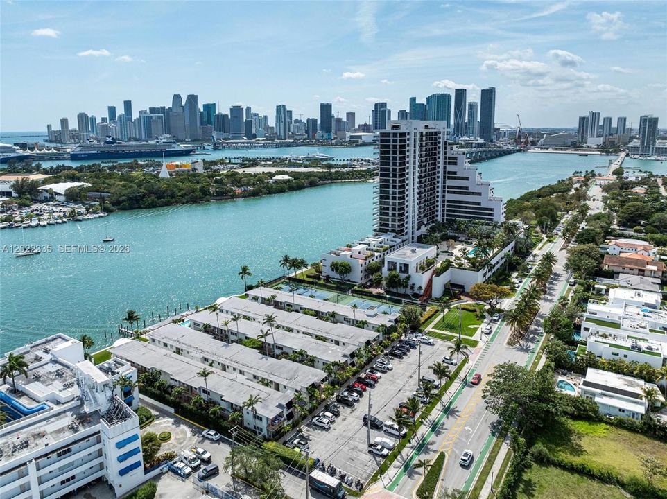 For Sale: $449,000 (1 beds, 1 baths, 664 Square Feet)