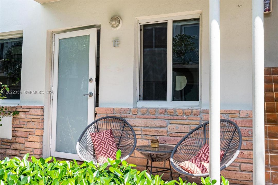 For Sale: $449,000 (1 beds, 1 baths, 664 Square Feet)