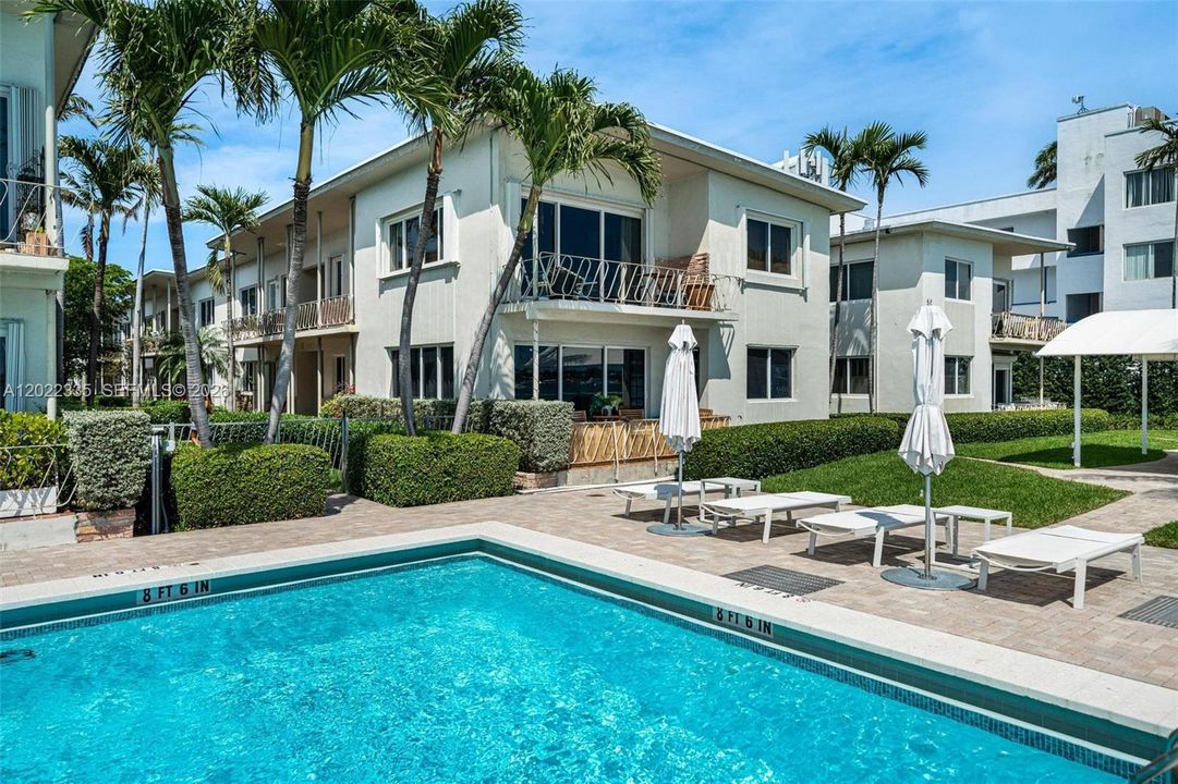 For Sale: $449,000 (1 beds, 1 baths, 664 Square Feet)