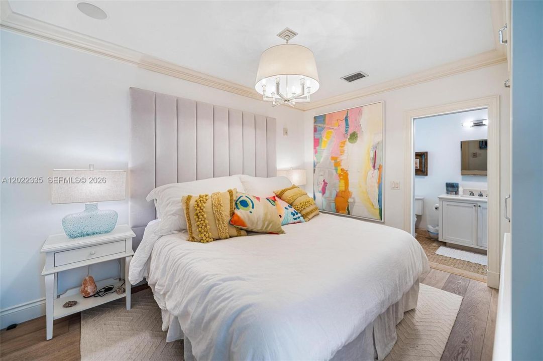 For Sale: $449,000 (1 beds, 1 baths, 664 Square Feet)