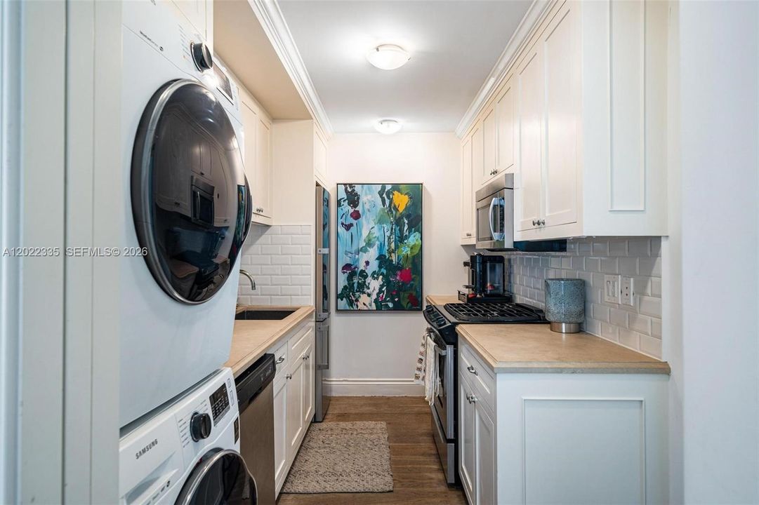 For Sale: $449,000 (1 beds, 1 baths, 664 Square Feet)