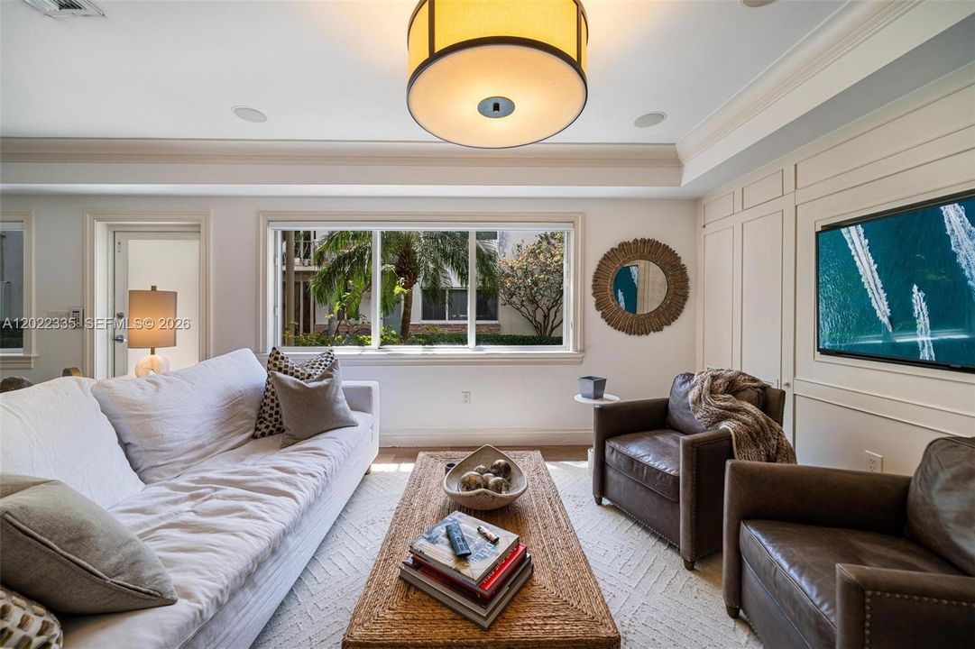 For Sale: $449,000 (1 beds, 1 baths, 664 Square Feet)