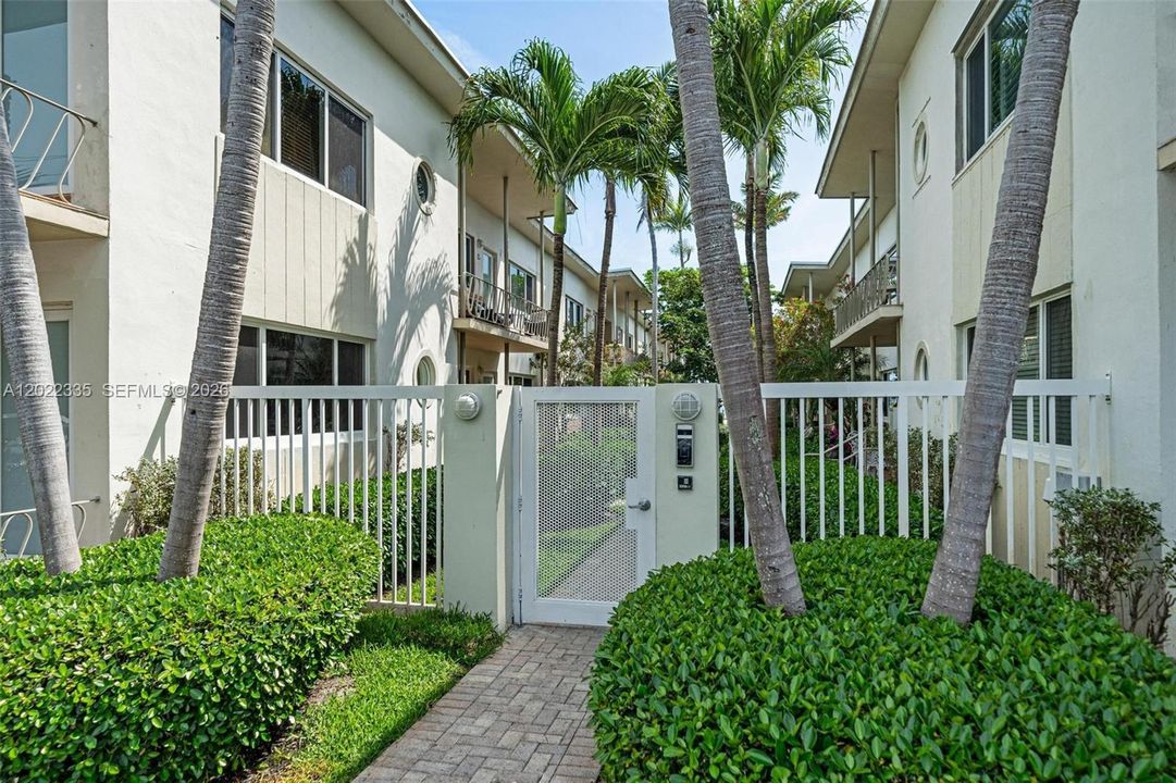 For Sale: $449,000 (1 beds, 1 baths, 664 Square Feet)
