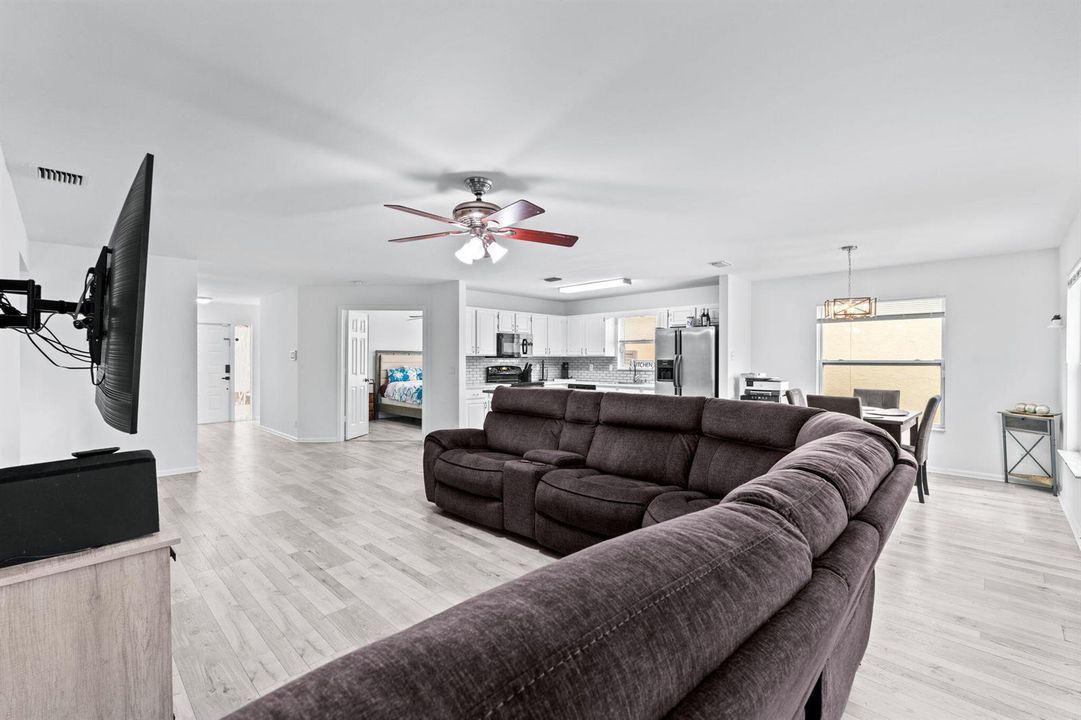 living room/dinning area
