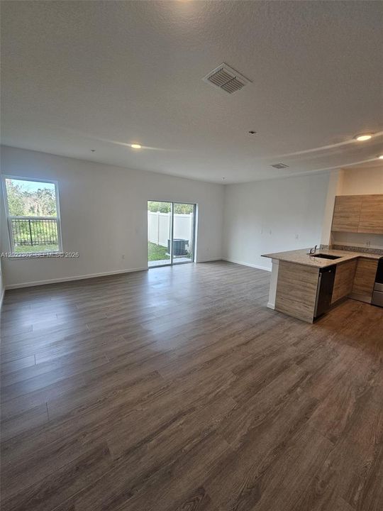 В аренду: $2,390 (3 спален, 2 ванн, 1687 Квадратных фут)