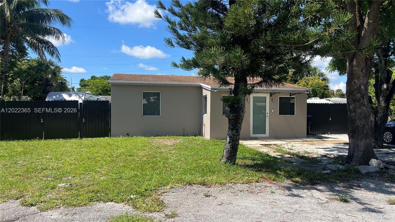 For Rent: $2,700 (2 beds, 1 baths, 750 Square Feet)