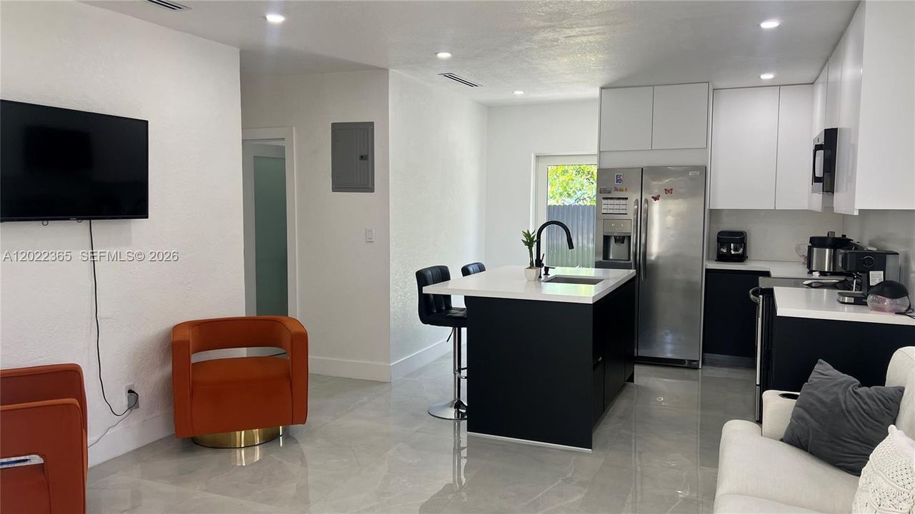 For Rent: $2,700 (2 beds, 1 baths, 750 Square Feet)