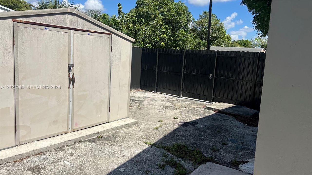 For Rent: $2,700 (2 beds, 1 baths, 750 Square Feet)
