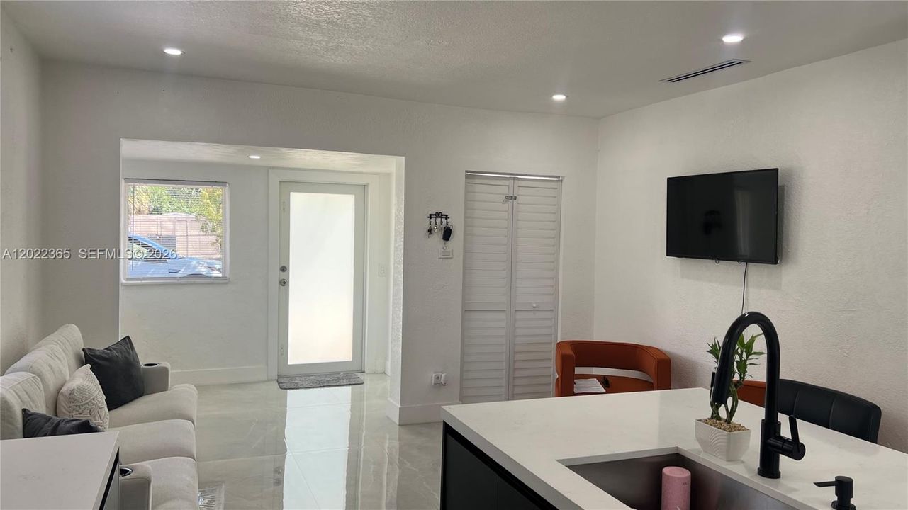For Rent: $2,700 (2 beds, 1 baths, 750 Square Feet)