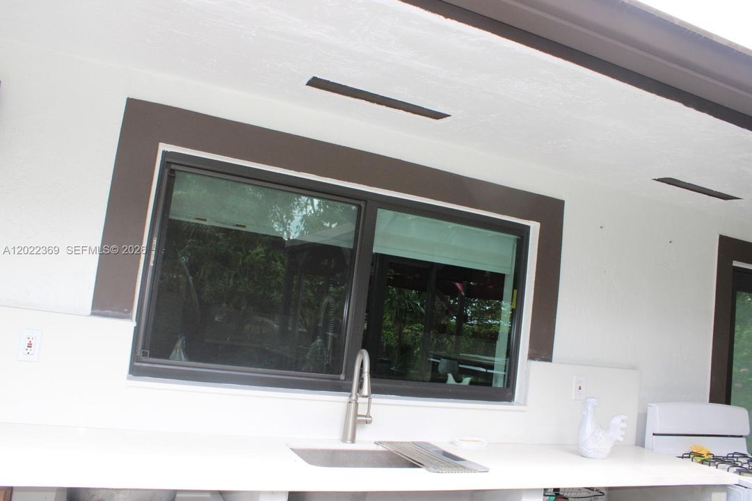 Outdoor wet bar