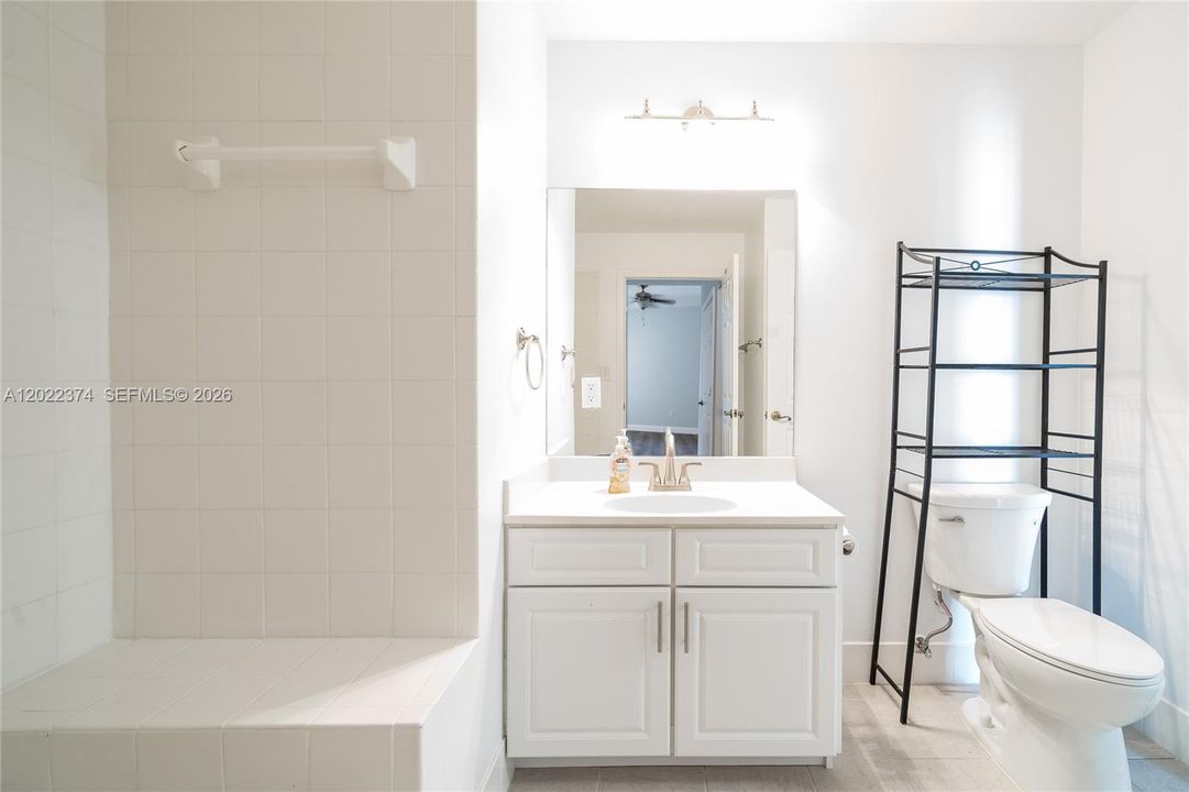 For Rent: $2,100 (1 beds, 1 baths, 719 Square Feet)