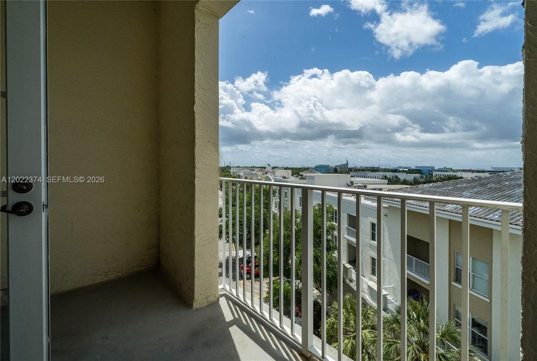 For Rent: $2,100 (1 beds, 1 baths, 719 Square Feet)