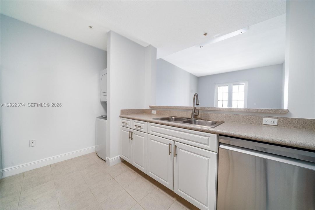 For Rent: $2,100 (1 beds, 1 baths, 719 Square Feet)
