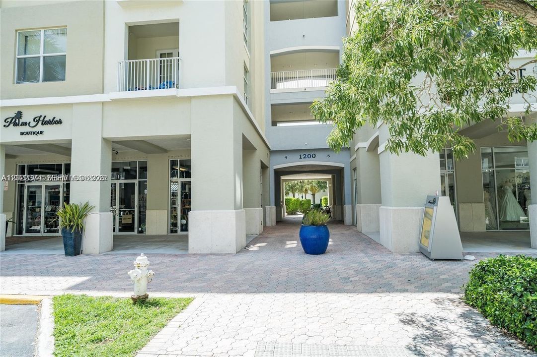 For Rent: $2,100 (1 beds, 1 baths, 719 Square Feet)