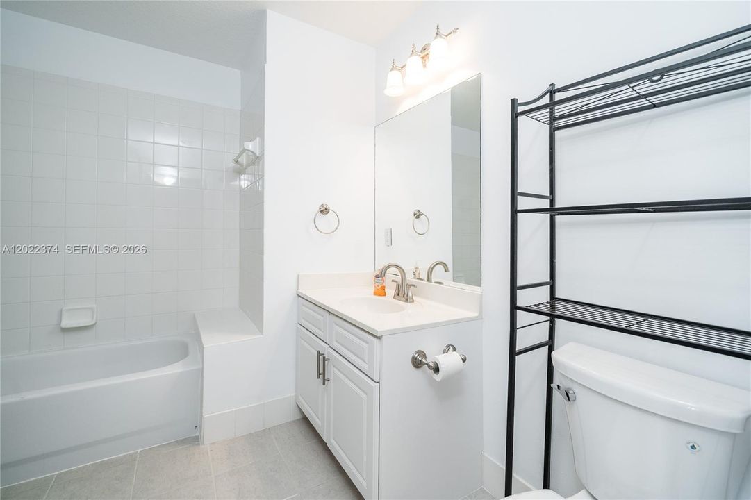 For Rent: $2,100 (1 beds, 1 baths, 719 Square Feet)
