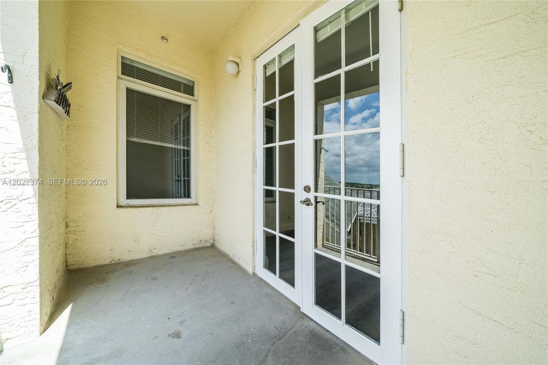 For Rent: $2,100 (1 beds, 1 baths, 719 Square Feet)
