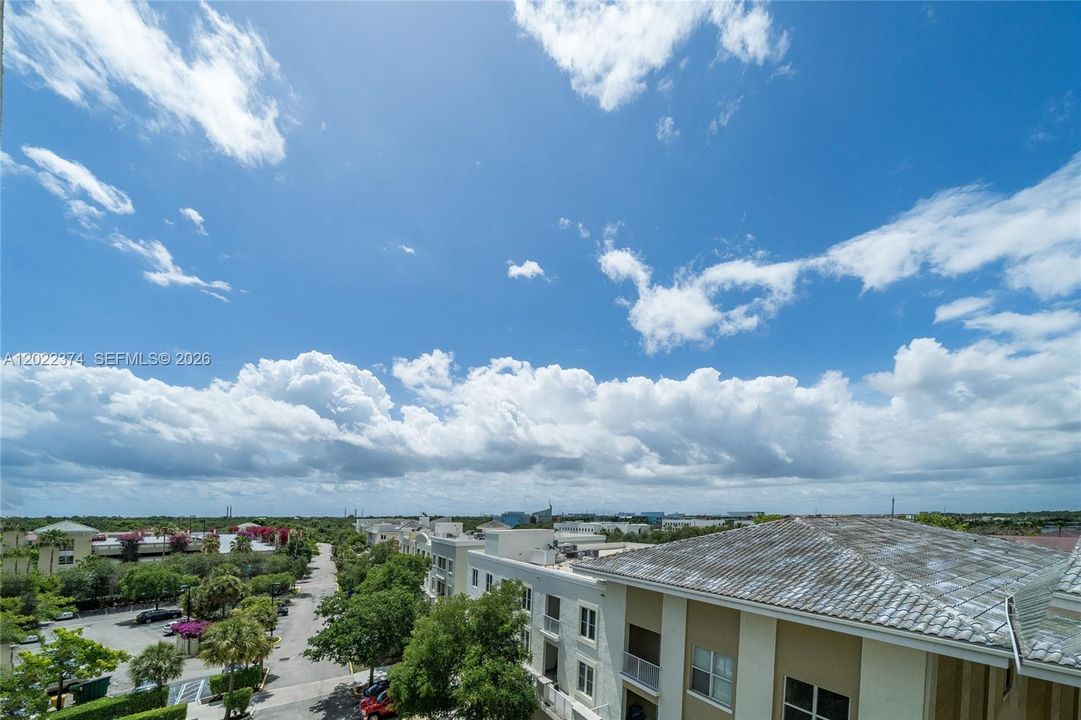 For Rent: $2,100 (1 beds, 1 baths, 719 Square Feet)