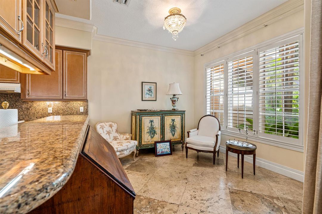 mls_KITCHEN_SEATING_AREA
