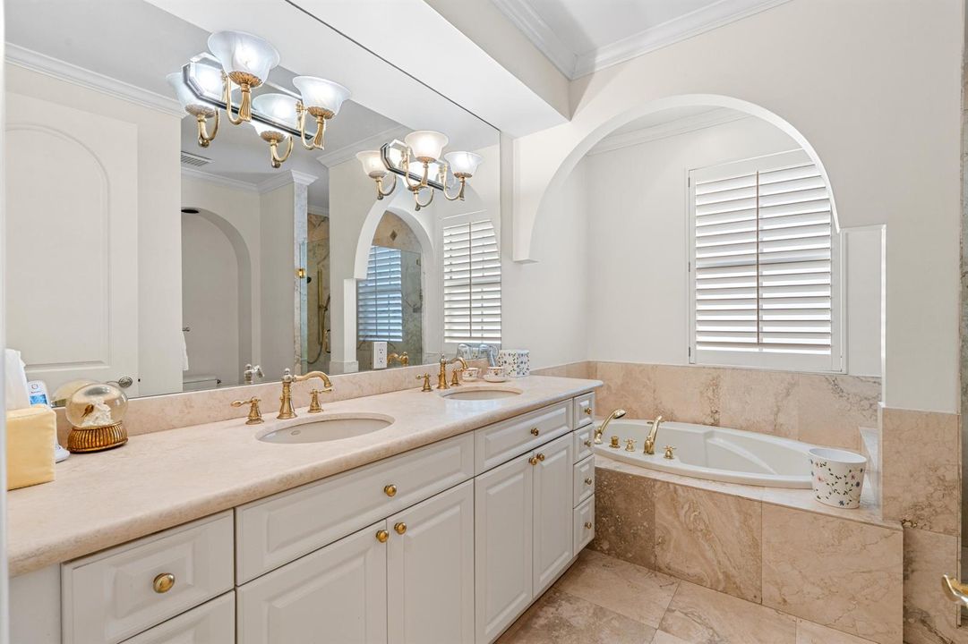 mls_PRIMARY_BATHROOM_RIGHT_ANGLE