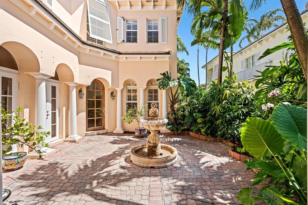 mls_COURTYARD_TO_FRONT_DOOR