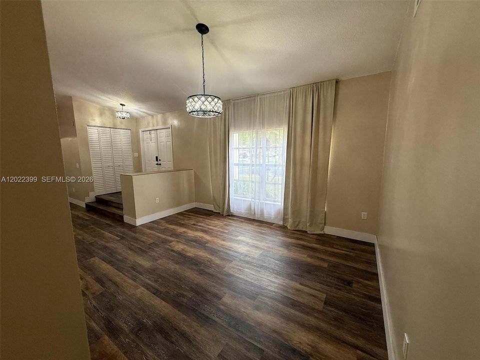Activo con contrato: $774,000 (4 camas, 2 baños, 2256 Pies cuadrados)