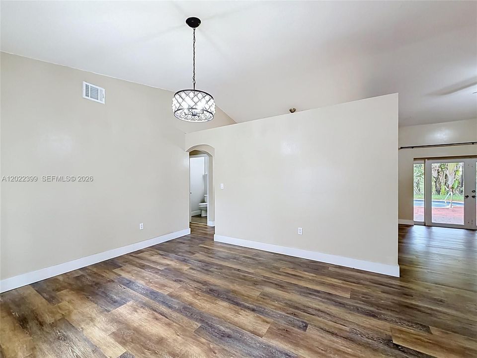 Activo con contrato: $774,000 (4 camas, 2 baños, 2256 Pies cuadrados)