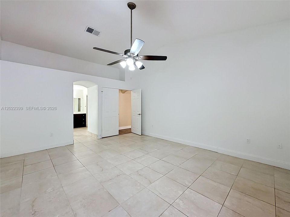 Activo con contrato: $774,000 (4 camas, 2 baños, 2256 Pies cuadrados)